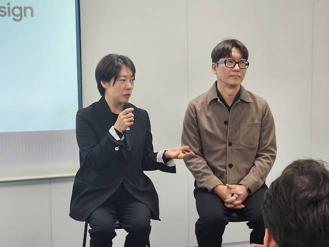 이지영(왼쪽) MX사업부 디자인팀 상무와 송준용 MX사업부 디자인팀 그룹장이 9일 미디어 브리핑을 열고 지난달 출시한 갤럭시 S26 시리즈와 갤럭시 버즈4 시리즈의 디자인 콘셉트와 개발 과정에 대해 설명하고 있다./사진=도다솔 기자