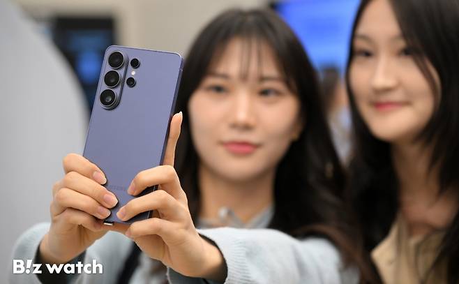 삼성전자의 3세대 AI폰 '갤럭시 S26 시리즈'가 공개된 지난 2월26일 오전 서울 서초구 삼성 강남에 '갤럭시 S26 시리즈' 제품들이 전시되고 있다./사진=이명근 기자 qwe123@