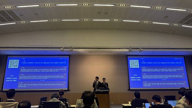 김호섭 한국신용평가 연구위원(왼쪽)과 김응관 한국신용평가 선임애널리스트가 9일 여의도 한국경제인협회 FKI타워 컨퍼런스센터에서 열린 ‘2026년 상반기 KIS 크레딧 이슈 세미나’에서 질의응답을 진행 중이다.(사진=이건엄 기자)