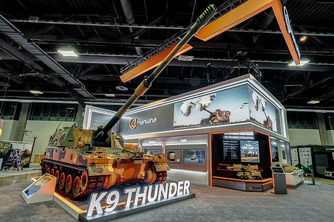지난 해 10월 미국 워싱턴DC에서 열린 ‘AUSA 2025’ 전시회에서 K9 자주포 등을 전시하고 있다. (사진=한화에어로스페이스)