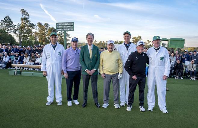 9일(한국시간) 미국 조지아주 오거스타의 오거스타 내셔널 골프클럽에서 열린 마스터스 명예 시타에 나선 전설과 프레드 리들리 회장, 캐디가 1번홀 티잉 에어리어에서 기념촬영을 하고 있다. (사진=ANGC)