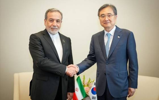조현 외교부 장관과 세예드 압바스 아락치 이란 외교장관 〈사진=외교부 제공〉