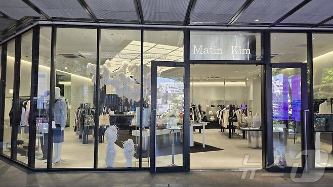 일본 도쿄 시부야 복합문화공간 미야시타파크에 입점한 일본 1호 매장 마뗑킴(Matin Kim) 시부야점 매장 모습. 매장 정문 왼편에 '파이브콤마' 설치미술 작품이 눈에 띈다.ⓒ 뉴스1 최소망