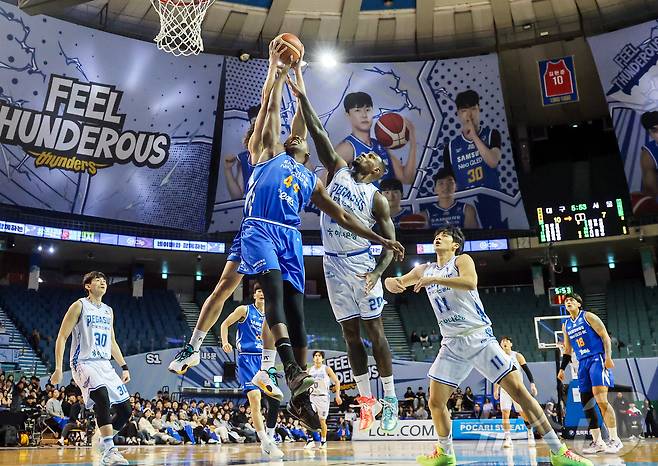 22일 오후 서울 송파구 잠실 잠실실내체육관에서 열린 2025-2026 LG전자 프로농구 정규리그 서울 삼성 썬더스와 대구 한국가스공사의 경기, 1쿼터 삼성 니콜슨, 한국가스공사 라건아가 리바운드 경합을 하고 있다. 2026.1.22 ⓒ 뉴스1 김진환 기자