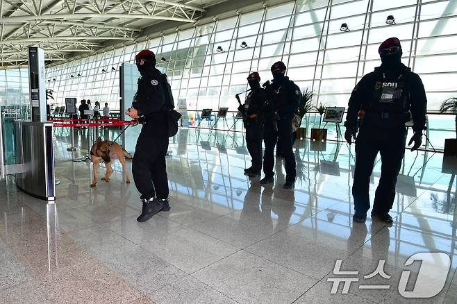 경찰특공대가 28일 경북 포항경주공항에서 탐지견을 투입, 의전실에 대한 검측을 마친 후 주변 경비를 강화하고 있다. 사진은 기사 내용과 직접적인 관련이 없음. 2025.10.28 ⓒ 뉴스1 최창호 기자