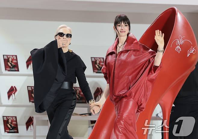 배우 앤 해서웨이와 메릴 스트립(왼쪽)이 8일 서울 영등포구 타임스퀘어에서 열린 영화 ‘악마는 프라다를 입는다 2’(감독 데이빗 프랭클) 레드카펫 행사를 마친 뒤 인사를 하고 있다. 2026.4.8 ⓒ 뉴스1 권현진 기자