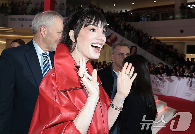 배우 앤 해서웨이와 메릴 스트립이 8일 서울 영등포구 타임스퀘어에서 열린 영화 ‘악마는 프라다를 입는다 2’(감독 데이빗 프랭클) 레드카펫 행사에 참석해 팬들과 즐거운 시간을 보내고 있다. 2026.4.8 ⓒ 뉴스1 권현진 기자