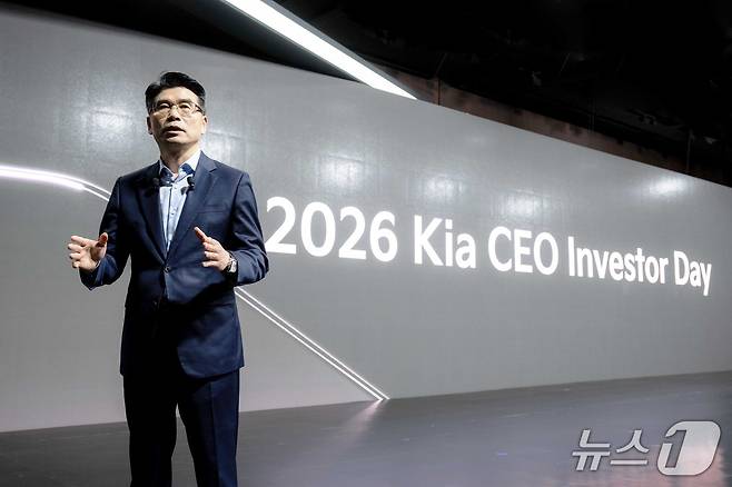 기아 송호성 사장이 '2026 CEO 인베스터 데이(CEO Investor Day)'에서 기아의 중장기 사업 전략 등에 대해 설명하고 있다.(기아 제공)
