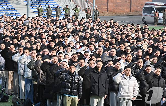 6일 오후 충남 논산에 위치한 육군훈련소에서 열린 2025년 첫 현역병 입영행사에서 입영장정들이 경례하고 있다.(육군 제공) 2025.1.6 ⓒ 뉴스1