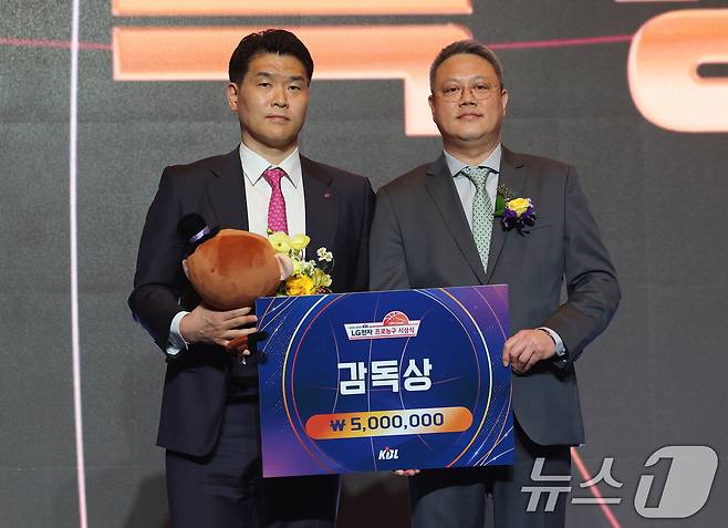 9일 오후 서울 강남구 그랜드 인터컨티넨탈 서울 파르나스 그랜드볼룸에서 열린 2025-2026 LG전자 프로농구 시상식에서 감독상을 수상한 조상현 감독(창원 LG)이 기념촬영을 하고 있다. 2026.4.9 ⓒ 뉴스1 오대일 기자
