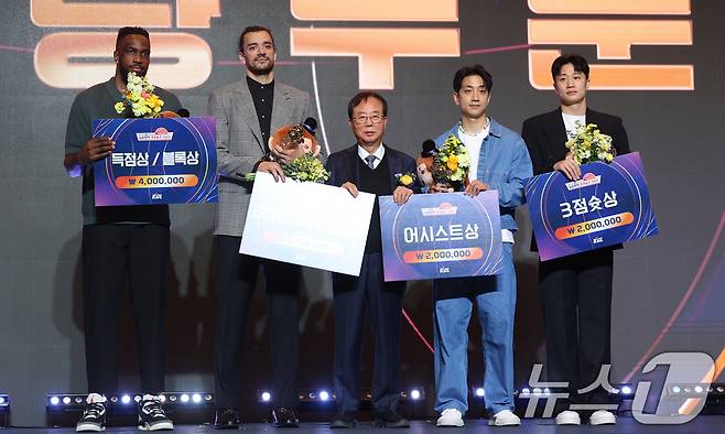 9일 오후 서울 강남구 그랜드 인터컨티넨탈 서울 파르나스 그랜드볼룸에서 열린 2025-2026 LG전자 프로농구 시상식에서 계량 부문 수상자들이 기념촬영을 하고 있다. 왼쪽부터 득점상 및 블록상 자밀 워니(서울 SK), 리바운드상 및 스틸상 아셈 마레이(창원 LG), 이수광 KBL 총재, 어시스트상 허훈(부산 KCC), 3점슛상 허웅(부산 KCC). 2026.4.9 ⓒ 뉴스1 오대일 기자