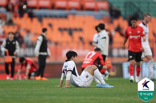 강원전 패배 후 피치에 주저앉은 광주 김진호. 제공 | 한국프로축구연맹