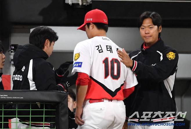 8일 광주 기아챔피언스필드에서 열린 KIA와 삼성의 경기. 4회초 1사 1루 삼성 최형우에게 투런포를 허용한 KIA 김태형이 마운드에서 내려오고 있다. 광주=박재만 기자 pjm@sportschosun.com/2026.04.08/