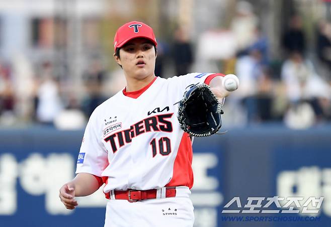 넉넉한 점수 차에도 김태형은 흔들렸다.