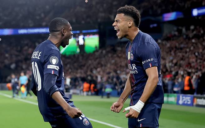 epaselect epa12875977 Desire Doue (R) of PSG celebrates with teammate Ousmane Dembele after scoring the opening goal during the UEFA Champions League quarter-finals, 1st leg match between Paris Saint-Germain FC and Liverpool FC in Paris, France, 08 April 2026. EPA/CHRISTOPHE PETIT TESSON
<저작권자(c) 연합뉴스, 무단 전재-재배포, AI 학습 및 활용 금지>