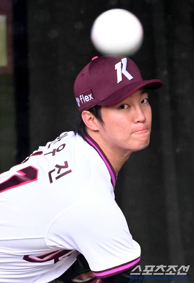 9일 고양히어로즈파크에서 열릴 예정이던 고양과 한화의 퓨쳐스리그 경기가 우천으로 취소됐다. 이날 경기 선발 등판 예정이던 안우진이 불펜피칭을 소화했다. 불펜에서 힘차게 공을 던지는 안우진의 모습. 고양=허상욱 기자wook@sportschosun.com/2026.04.09/