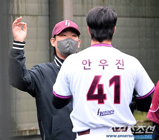 9일 고양히어로즈파크에서 열릴 예정이던 고양과 한화의 퓨쳐스리그 경기가 우천으로 취소됐다. 이날 경기 선발 등판 예정이던 안우진이 불펜피칭을 소화했다. 불펜투구를 마친 안우진이 정찬헌 코치와 이야기를 나누고 있다. 고양=허상욱 기자wook@sportschosun.com/2026.04.09/