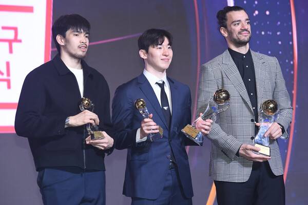 케빈 켐바오(왼쪽)-이정현(가운데)-아셈 마레이. ⓒKBL