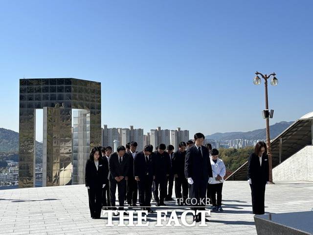 조국 조국혁신당 대표가 8일 경남 창원시 국립3·15민주묘지에서 참배하고 있다. /창원=이하린 기자