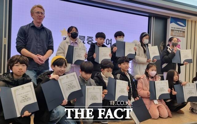 영어-캠프에 참여한 초교생들이 일정 기간 교육을 이수한 후 수료증을 받고 기념사진을 촬영했다. /구미시