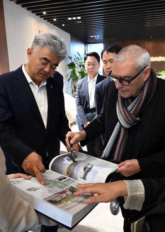 도미니크 페로(오른쪽)가 본인의 작품집을 정원주 대우건설 회장에게 설명하고 있다. 대우건설 제공