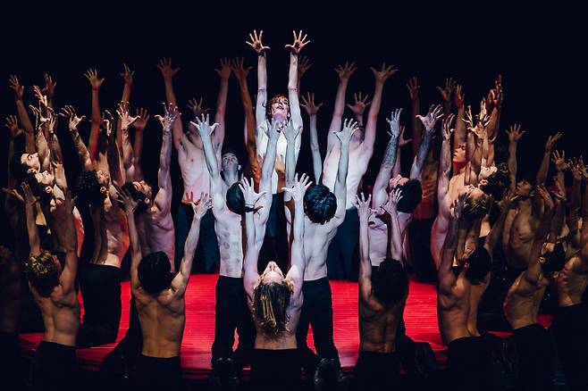 모리스 베자르가 안무한 '베자르 발레 로잔(BBL)'의 대표작 '볼레로(Boléro)' 공연 모습. /©BBL - Marc Ducrest