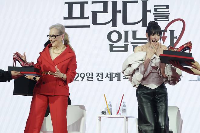 8일 오전 서울 종로구 포시즌스호텔서울에서 영화 ‘악마는 프라다를 입는다2’ 내한 기자간담회에서 배우 메릴 스트립(왼쪽)과 앤 해서웨이가 꽃신을 재해석한 하이힐을 선물 받으면서 기뻐하고 있다. /장련성 기자
