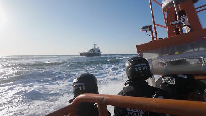 지난 6일 오후 인천 옹진군 소청도 남방 23해리 서해 특정해역에서 불법 조업 중국어선 특별단속 합동훈련 중인 중부지방해양경찰청 서해5도 특별경비단 소속 대원들이 가상의 불법 조업 어선을 쫓고 있다. /중부지방해양경찰청