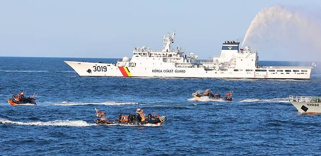 지난 6일 오후 인천 옹진군 소청도 남방 23해리 서해 특정해역에서 중부지방해양경찰청 서해5도 특별경비단 소속 대원들이 불법 조업 중국어선 특별단속 합동훈련을 실시하고 있다. /연합뉴스