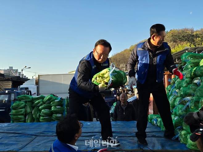 김부겸(왼쪽) 더불어민주당 대구시장 후보가 8일 정청래 대표와 함께 대구농수산물도매시장을 찾아 배추 하역 작업에 나서고 있다. ⓒ데일리안 김주훈 기자