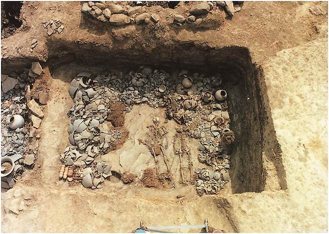 조영동 'EII-2호' 부곽의 인골 출토 현장. 김대욱 학예연구원 제공