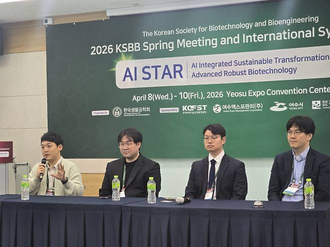 9일 전남 여수엑스포컨벤션센터에서 열린 '한국생물공학회 춘계학술발표대회 및 국제심포지엄' 신진과학자 공동인터뷰에서 4명의 과학자가 질문에 답하고 있다. 박준영 화학연 선임연구원(왼쪽부터), 이진규 동아대 교수, 임상훈 연세대 조교수, 김준우 인하대 생명공학과 조교수. 여수=조가현 기자