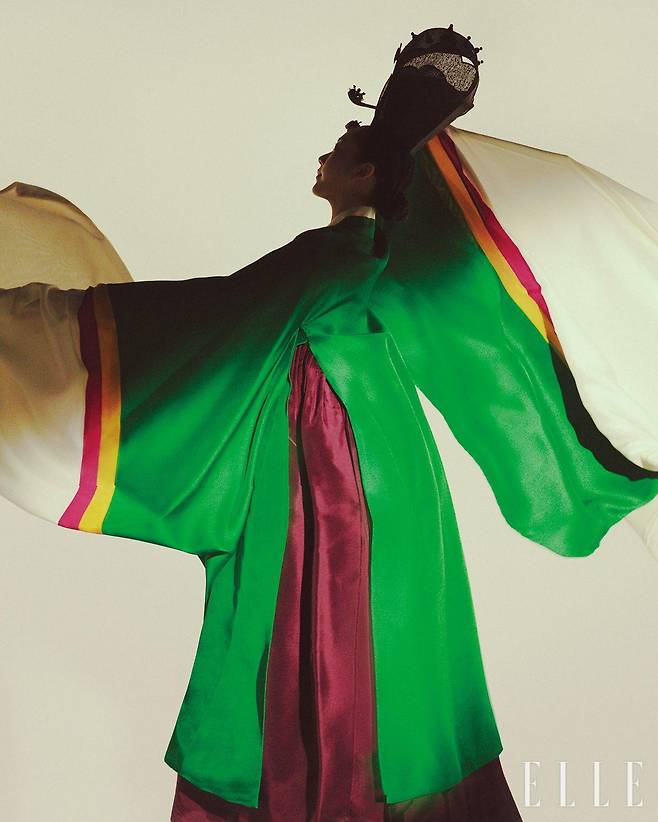 2막 궁중무연구 : ‘춘앵무’ 버드나무 가지에서 맑게 지저귀는 꾀꼬리의 모습을 딴 춘앵무의 의상은 현대적으로 재해석한 녹원삼으로 소매에 한삼을 덧대 극적인 실루엣을 연출한다.