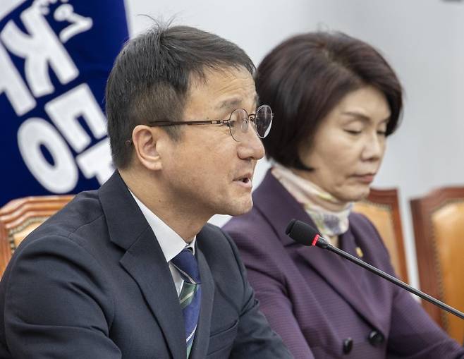 더불어민주당 한병도 원내대표가 9일 국회에서 열린 정책조정회의에서 '전쟁 추경' 신속 처리와 관련한 발언을 있다. 연합뉴스