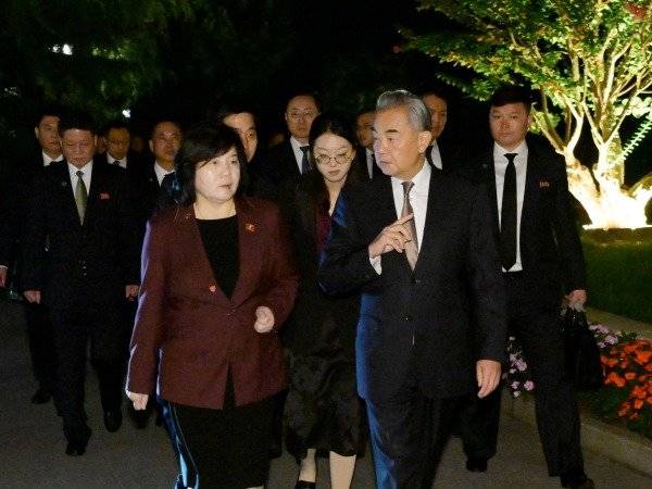 왕이 중국 외교부장이 9~10일 북한을 방문해 양국간 외교 현안을 논의한다. 왕이 부장과 최선희 북한 외무상. 중국 외교부 홈페이지