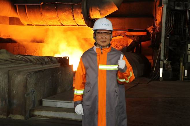 정청래 더불어민주당 대표가 9일 광양제철소를 방문해 용광로 앞에서 기념사진을 촬영하고 있다. 뉴스1