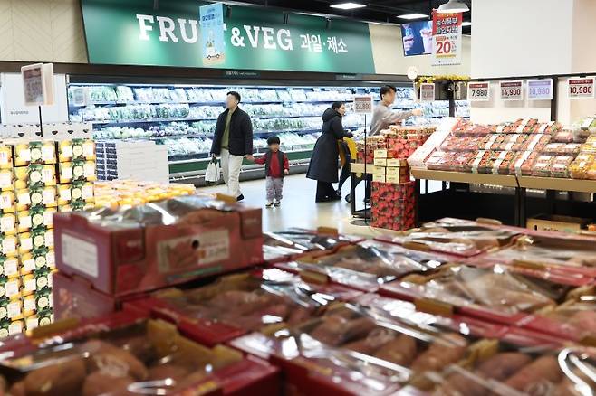 서울의 한 대형마트에서 소비자들이 장을 보고 있다. 연합뉴스