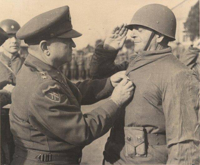 1950년 12월 15일 월튼 워커 미8군사령관이 타흐신 야즈즈 튀르키예 1여단장(당시 준장)에게 은성훈장을 수여하고 있다. 워커는 이 사진을 찍은 뒤 8일 후 사고로 사망했다. 미 육군(위키미디어 커먼스)