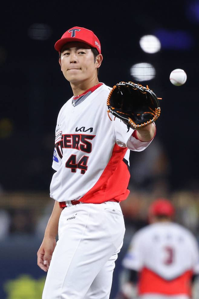 8일 광주 삼성전에서 3이닝 무실점 홀드를 챙긴 베테랑 이태양. KIA 제공