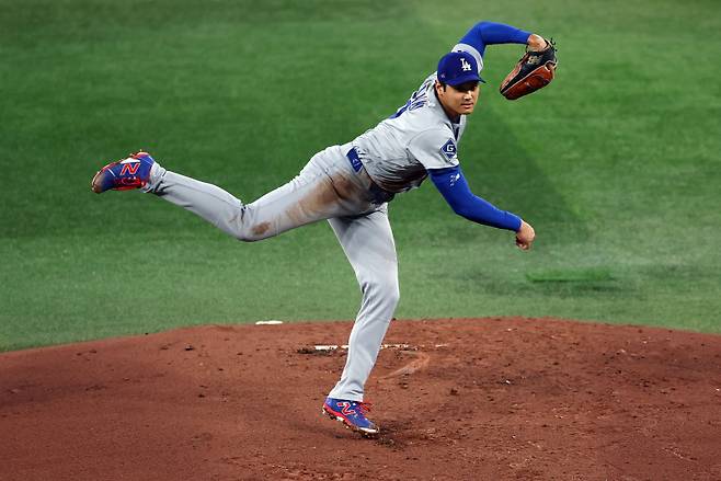 <yonhap photo-2401=""> 오타니가 9일(한국시간) 토론토전에서 역투하고 있다. AFP=연합뉴스 </yonhap>