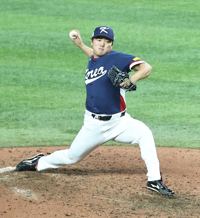 <yonhap photo-3570=""> 역투하는 한국 고우석 (마이애미=연합뉴스) 김인철 기자 = 13일(현지시간) 미국 플로리다주 마이애미 론디포파크에서 열린 월드베이스볼클래식(WBC) 대한민국과 도미니카공화국의 준준결승전 경기. 6회말 교체된 한국 고우석이 역투하고 있다. 2026.3.14 yatoya@yna.co.kr/2026-03-14 10:56:29/ <저작권자 ⓒ 1980~2026 ㈜연합뉴스. 무단 전재 재배포 금지, AI 학습 및 활용 금지></yonhap>