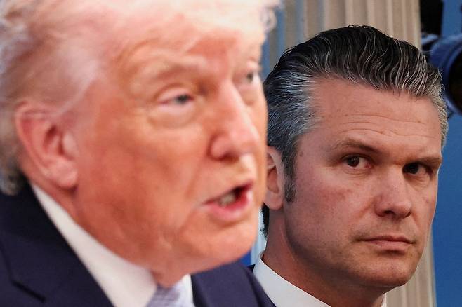 피트 헤그세스 미 국방(전쟁)장관이 지난 6일(현지시간) 도널트 트럼프 미국 대통령의 기자회견을 지켜보고 있다. 로이터=연합뉴스