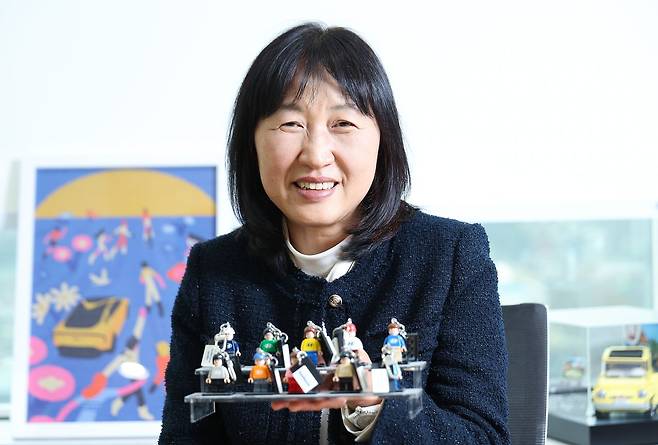 진은숙 현대차·기아 ICT 담당 사장이 사무실에 전시된 레고 미니 피규어를 보여주고 있다. 각양각색의 피규어처럼 현대차그룹엔 다양한 배경의 인물들이 모이고 있다. IT 개발자 출신인 진 사장도 그 중 하나다. 우상조 기자