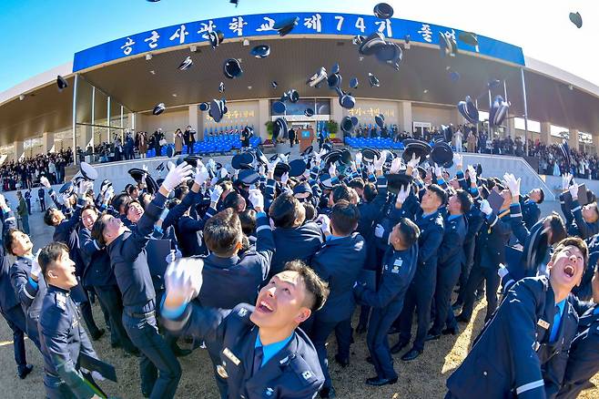 지난 2월 25일 충북 공군사관학교 성무연병장에서 열린 제74기 공군사관생도 졸업식에서 74기 졸업생들이 졸업을 기념하며 독수리 구호를 외치며 환호하고 있다. 뉴시스