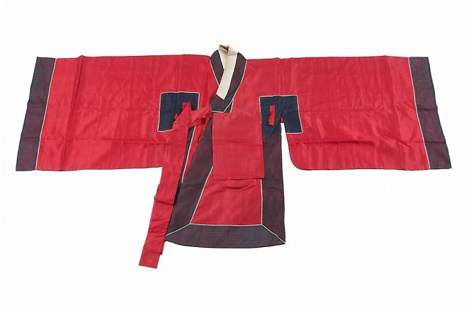 문무관의 예복인 조복(朝服) 일습에 포함된 적초의. 조복은 경축일, 정월 초하루, 동지, 조칙을 반포할 때 입으며 금관조복(金冠朝服)이라고도 했다. 사진 국립진주박물관