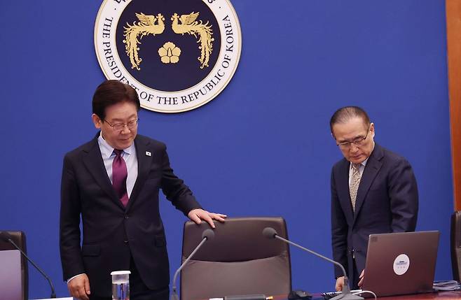 이재명 대통령이 9일 청와대에서 열린 수석보좌관회의에 참석하고 있다. 청와대사진기자단