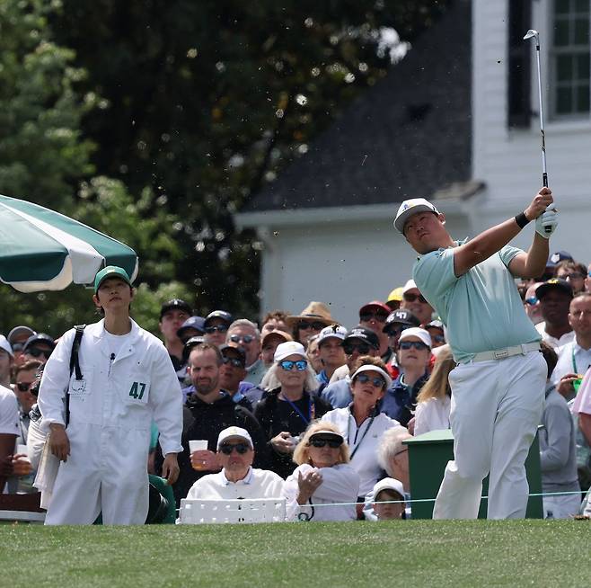 8일(현지시간) 미국 조지아주 오거스타의 오거스타 내셔널 골프클럽에서 열린 파3 콘테스트에서 임성재(오른쪽)가 1번 홀에서 티샷을 날리고 있는 모습. 왼쪽에는 이날 그의 캐디를 맡은 배우 송중기. 로이터=연합뉴스