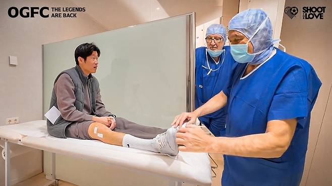 OGFC 박지성이 스페인 바르셀로나의 한 병원을 찾아 무릎 시술을 받고 회복실에서 의료진과 이야기를 나누고 있다. 슛포러브 제공
