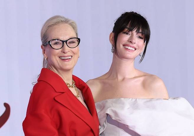 영화 '악마는 프라다를 입는다 2' 기자간담회가 열린 8일 서울 종로구 포시즌스호텔에서 배우 메릴 스트리프(왼쪽)와 앤 해서웨이가 포즈를 취하고 있다. 이 영화는 2006년 개봉한 '악마는 프라다를 입는다'의 후속작이다. /연합