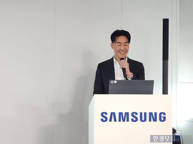 이일환 삼성전자 MX사업부 디자인팀장(부사장)이 9일 서울 중구 태평로빌딩에서 진행된 미디어 브리핑에 참석해 갤럭시S26 시리즈·갤럭시 버즈4 시리즈 디자인에 관해 설명하고 있다. 사진=김대영 기자